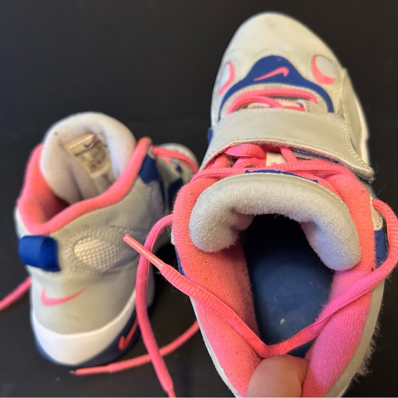 Nike Air Speed Turf, Girls size 6Y, Kids Sneakers in Grey, Blue, and Pink - Picture 3 of 8